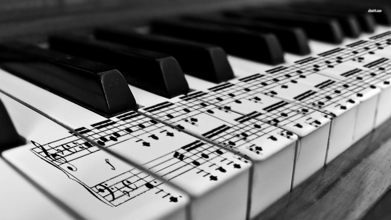 Detalle de partitura sobre teclas de piano