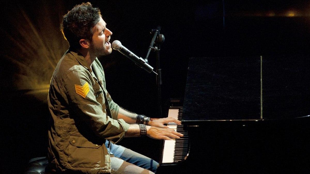 Pablo López interpretando el piano y cantando
