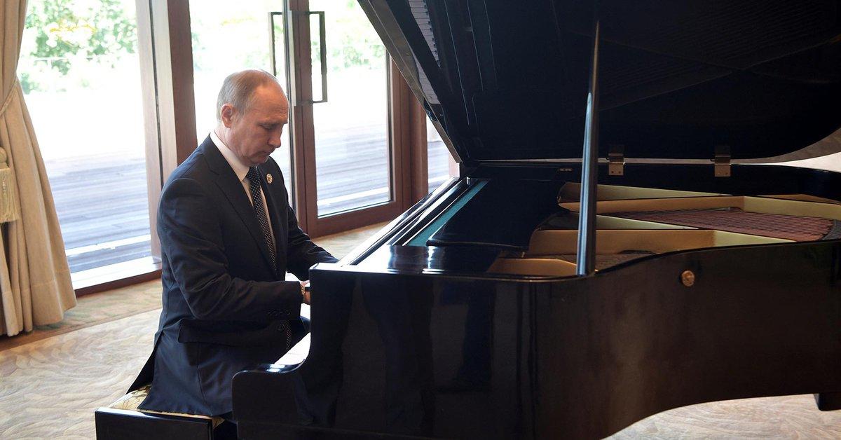 Vladimir Putin interpretando el piano de cola