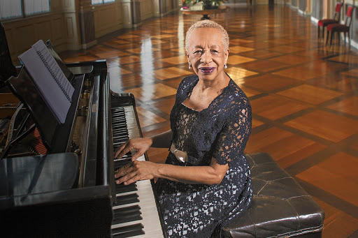 Teresita Gomez con sus manos sobre el piano