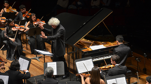 Orquesta filarmónica de Bogotá con pianista invitado y vista del director