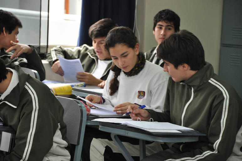 Jóvenes de grado noveno en salón de clases
