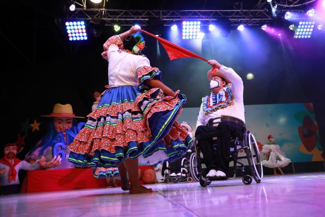 Pareja danzando bambuco, el hombre discapacitado esta en silla de ruedas