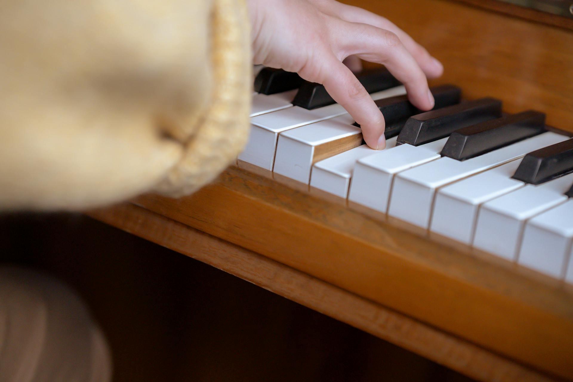 persona tocando el piano