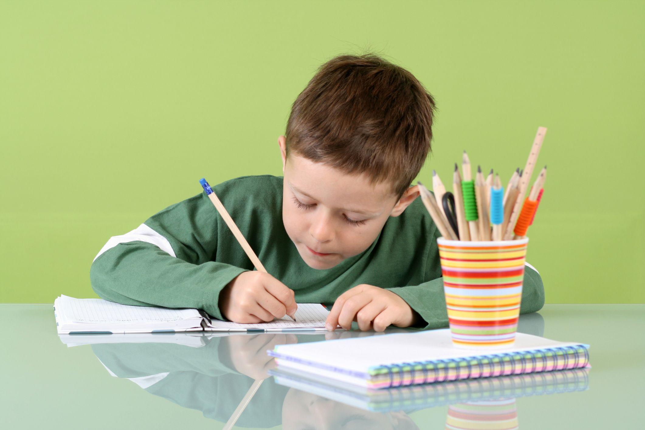 Niño realizando la tarea.