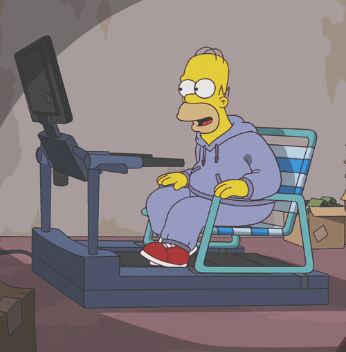 Homero sentado con una silla puesta sobre una maquina caminadora