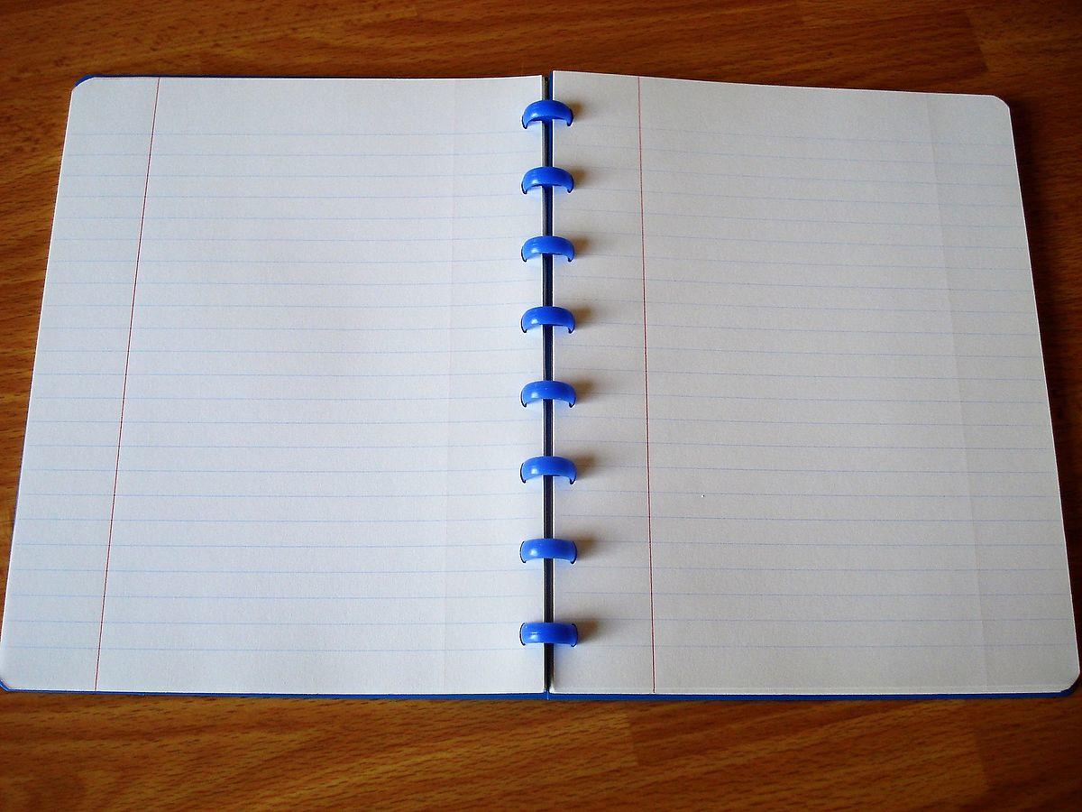 Libreta de apuntes sobre un escritorio.