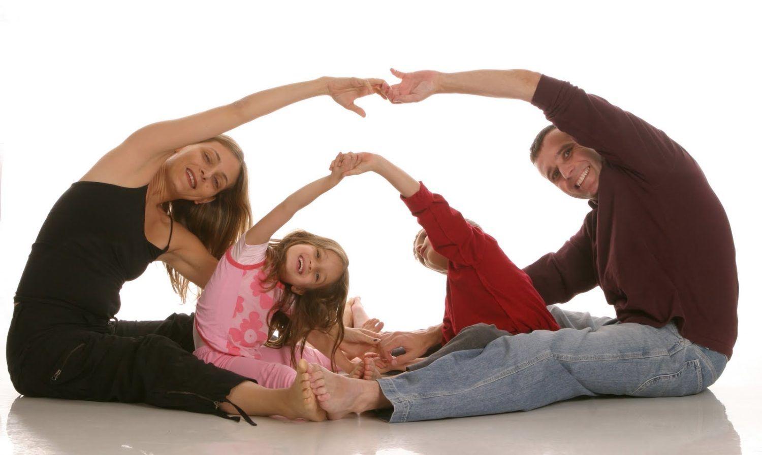 padres afuera tomándose de las manos extendidas, hijos dentro tomándose las manos expendidas, practicando yoga