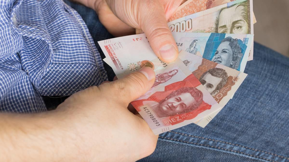 Persona sostenido algunos billetes.