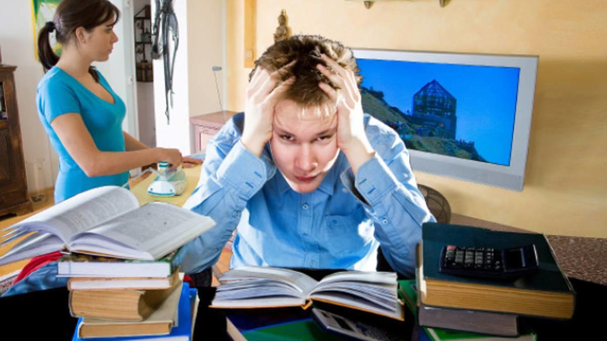 Joven con las manos en su cabeza en señal de preocupación.