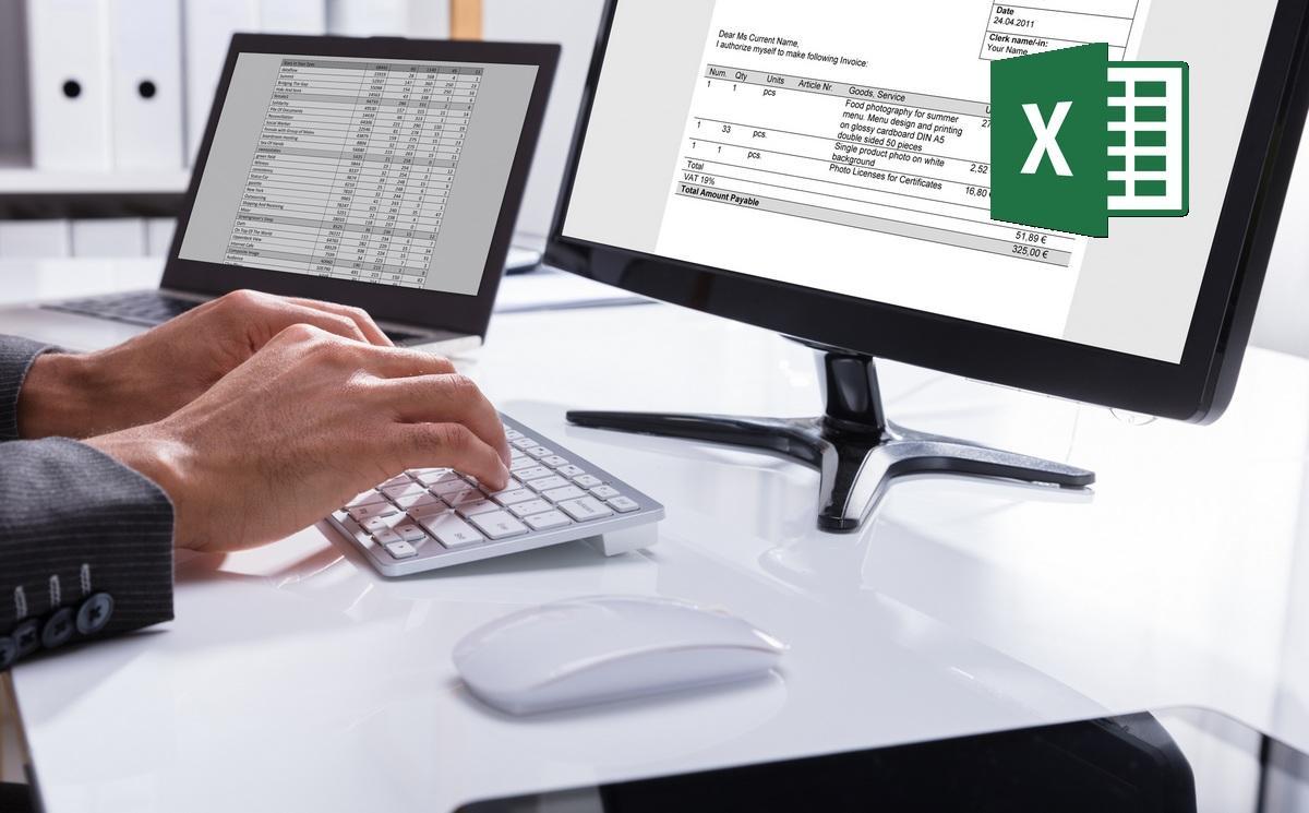 Trabajador manejando pantalla de PC de mesa y de tablet con Excel