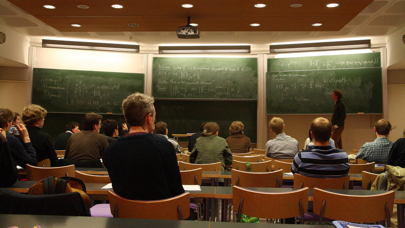 Grupo de alumnos dentro de un salón, presentándose para entrevista de admisión universitaria.