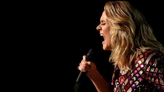 Adele explotando su voz en fondo negro