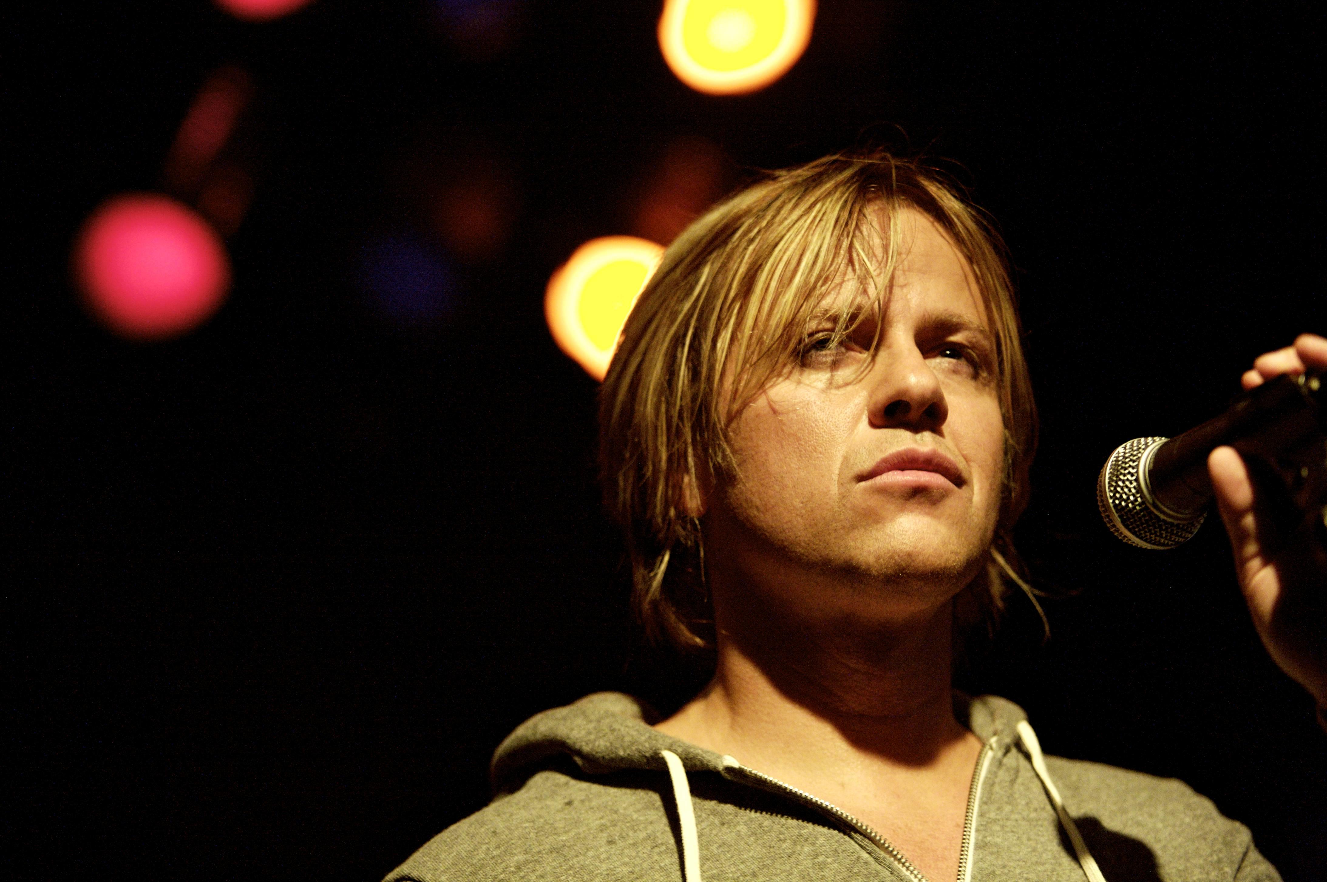 Brett Manning en fondo negro