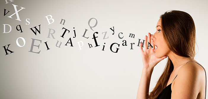 Mujer de perfil con la boca totalmente abierta, saliendo letras de diferentes tamaños