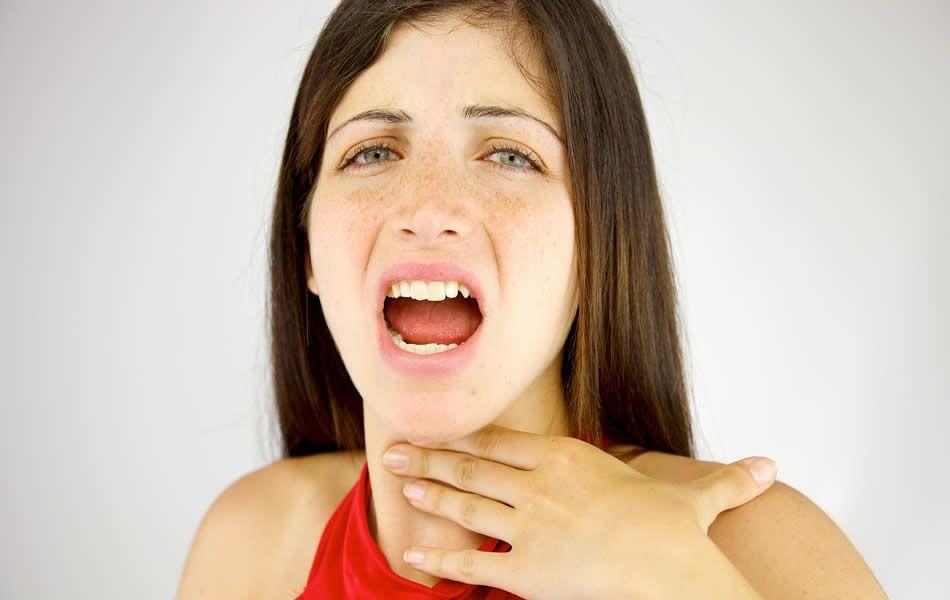 Mujer manifestando perdida en su voz