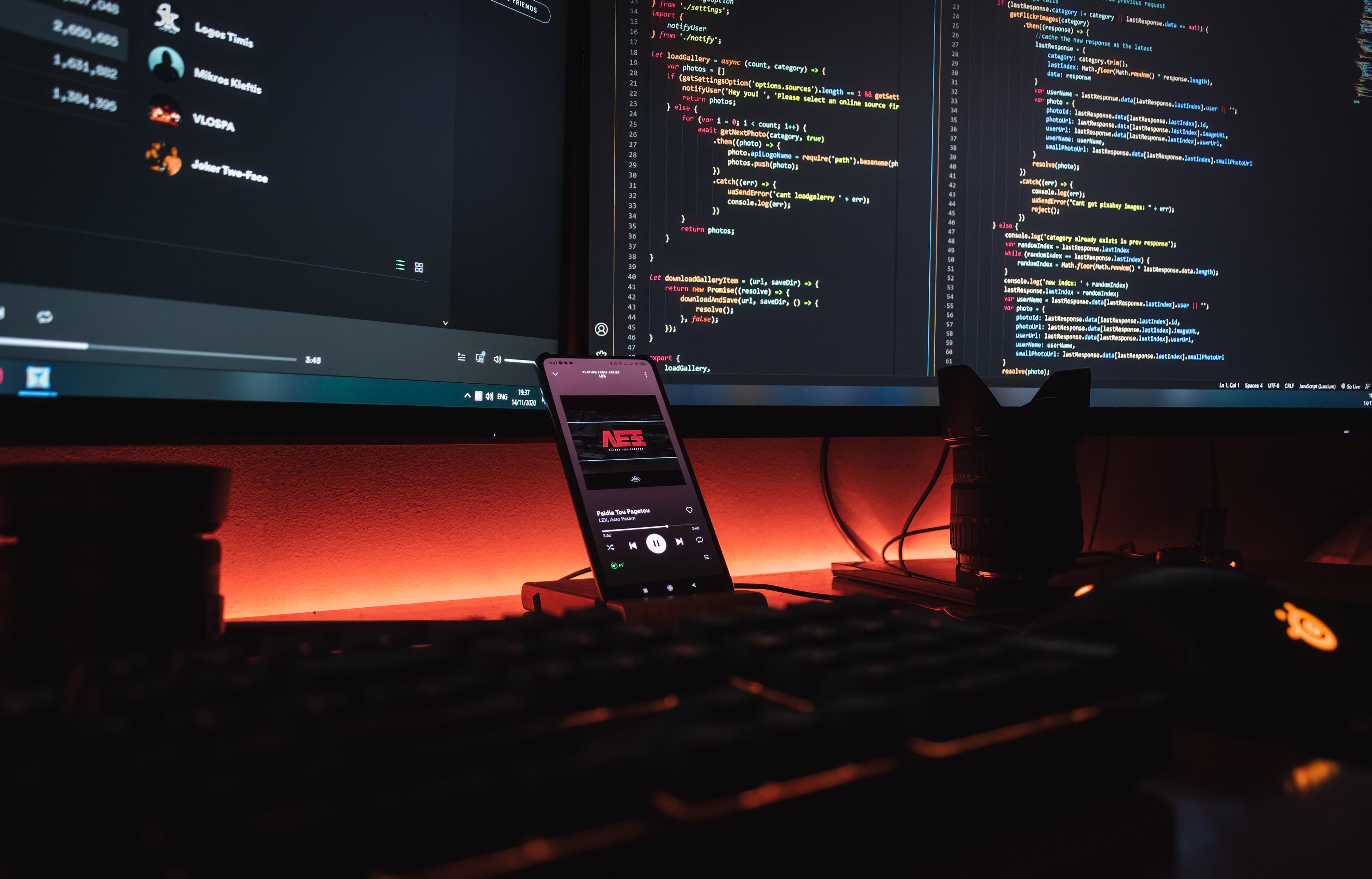 Monitores con un código binario en desarrollo.