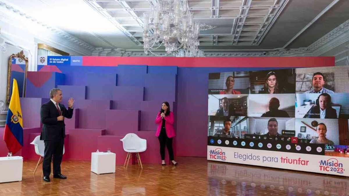 Lanzamiento de un proyecto mintic. Pantalla gigante mostrando estudiantes reunidos virtualmente.