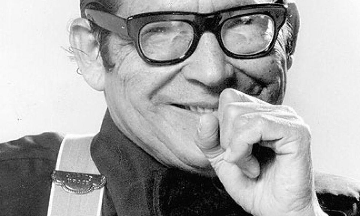 Foto en blanco y negro de Lucho Bermúdez sonriendo 