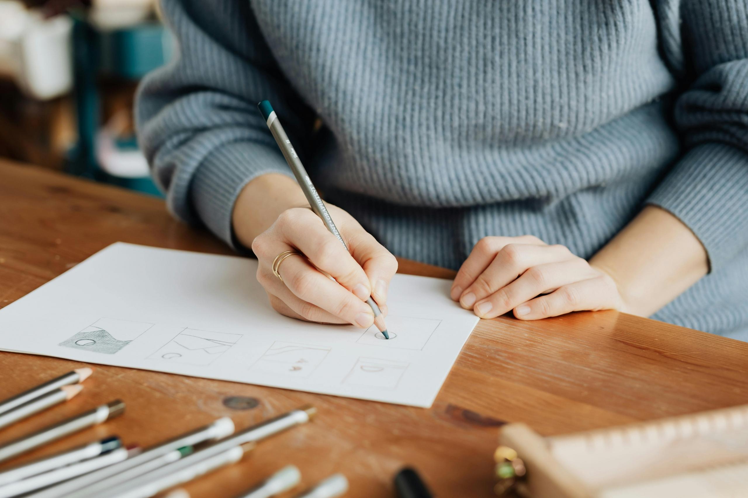 Estudiante haciendo gráficos en un papel