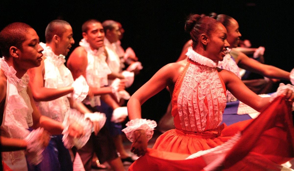 parejas de personas afro haciendo la coreografía de un baile