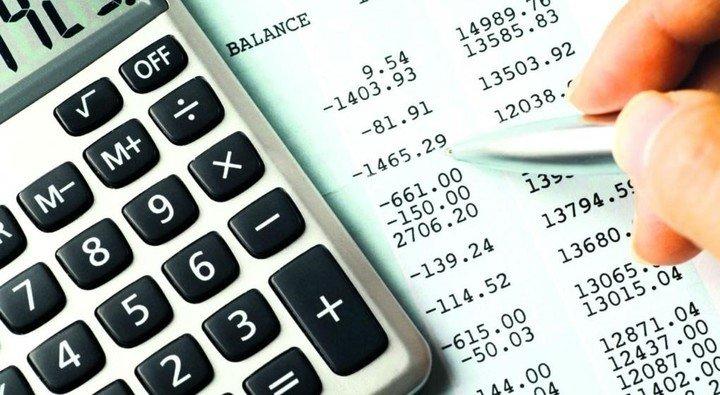 Calculadora sobre un balance de una empresa.