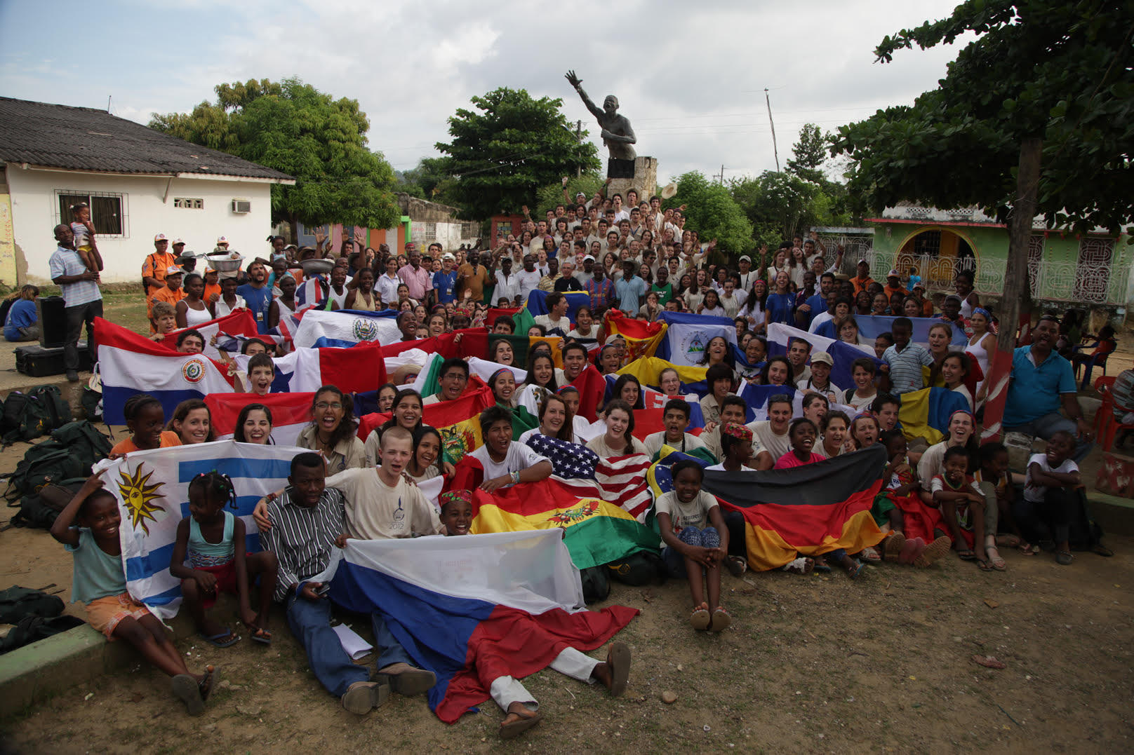 Personas con banderas de varios países frente a la plaza de Palenque