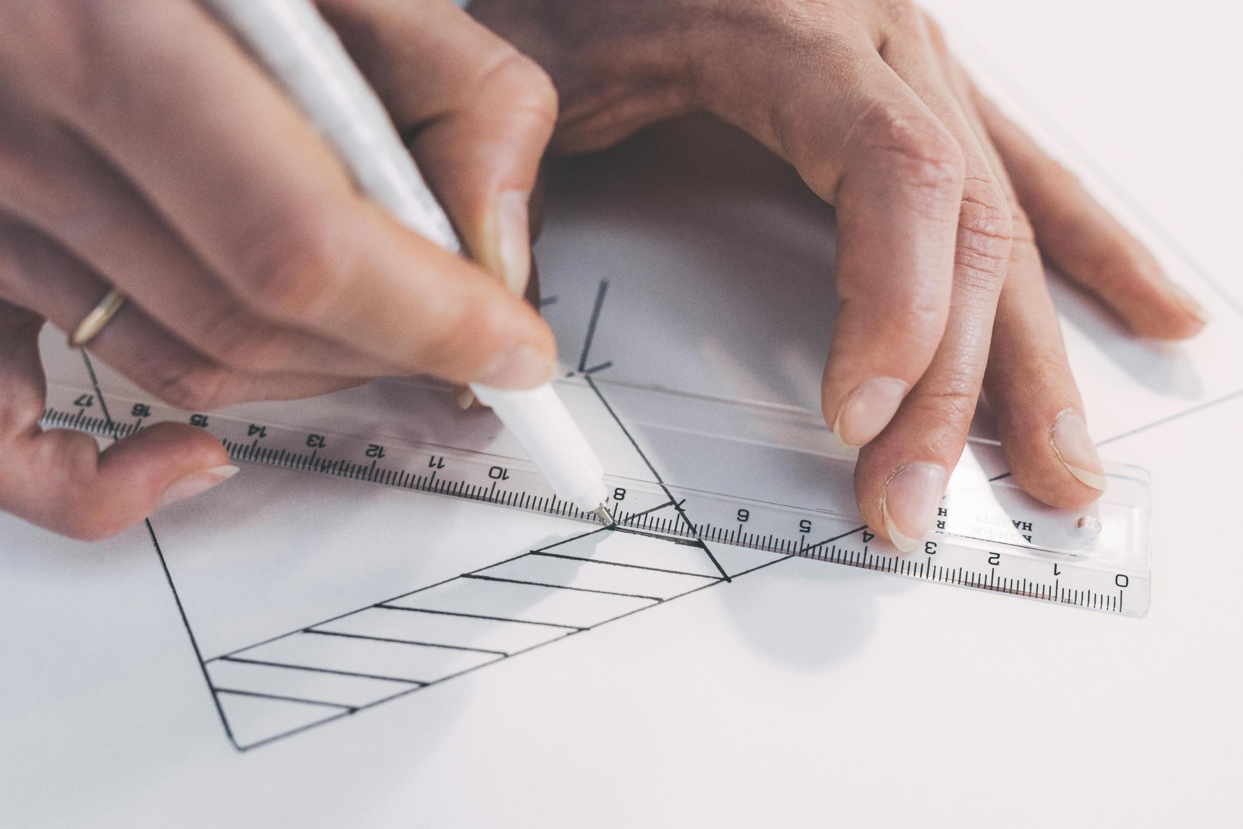 Estudiante realizando gráficos 