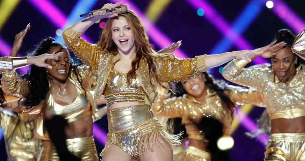 Shakira con bailarines haciendo coreografía