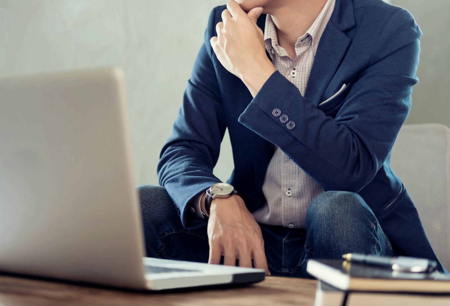 Contador frente a un computador portatil