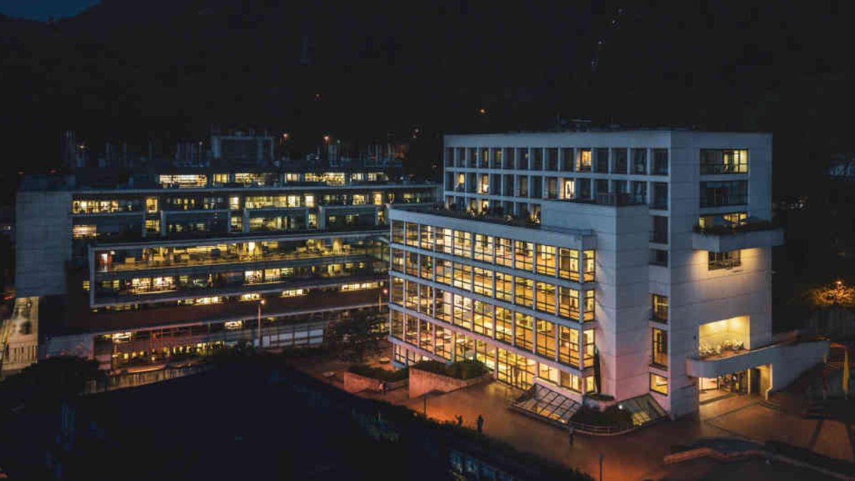Fachada de una universidad privada de colombia, vista de noche.