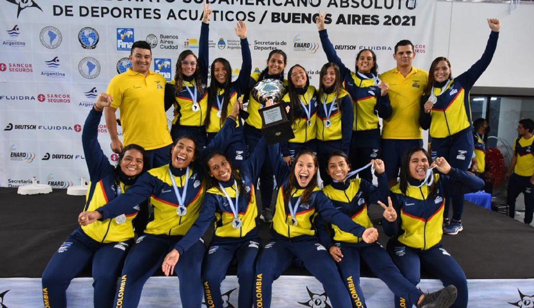 Equipo colombiano de natación, conformado por hombres y mujeres atletas