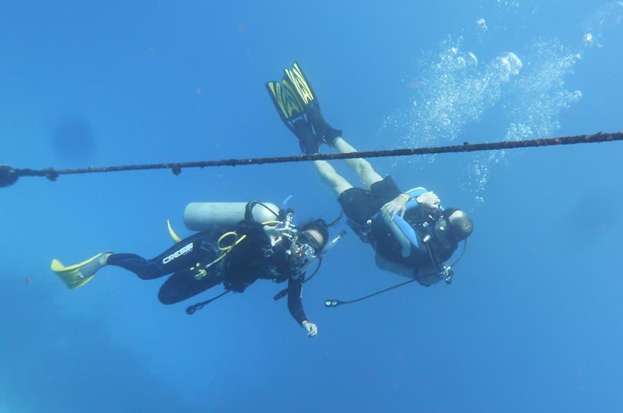 Dos personas practicando buceo