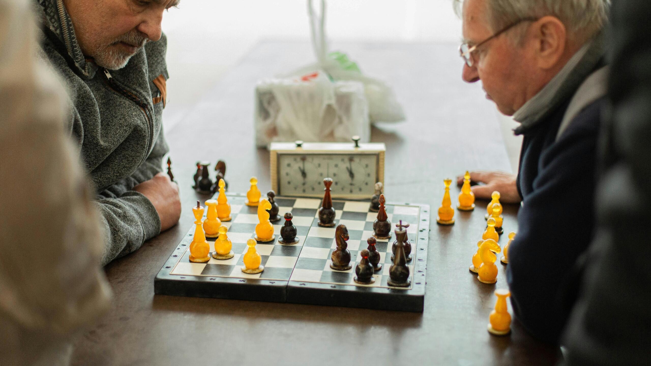 Dos hombres en un juego de ajedrez