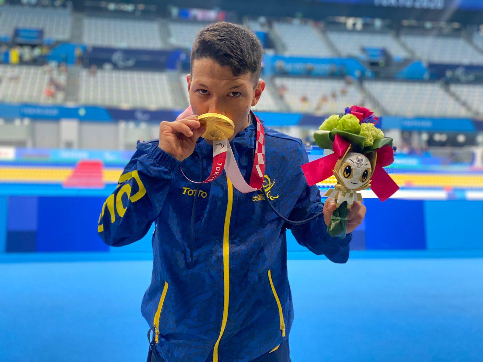 Foto de Nelson Crispín besando su medalla de oro