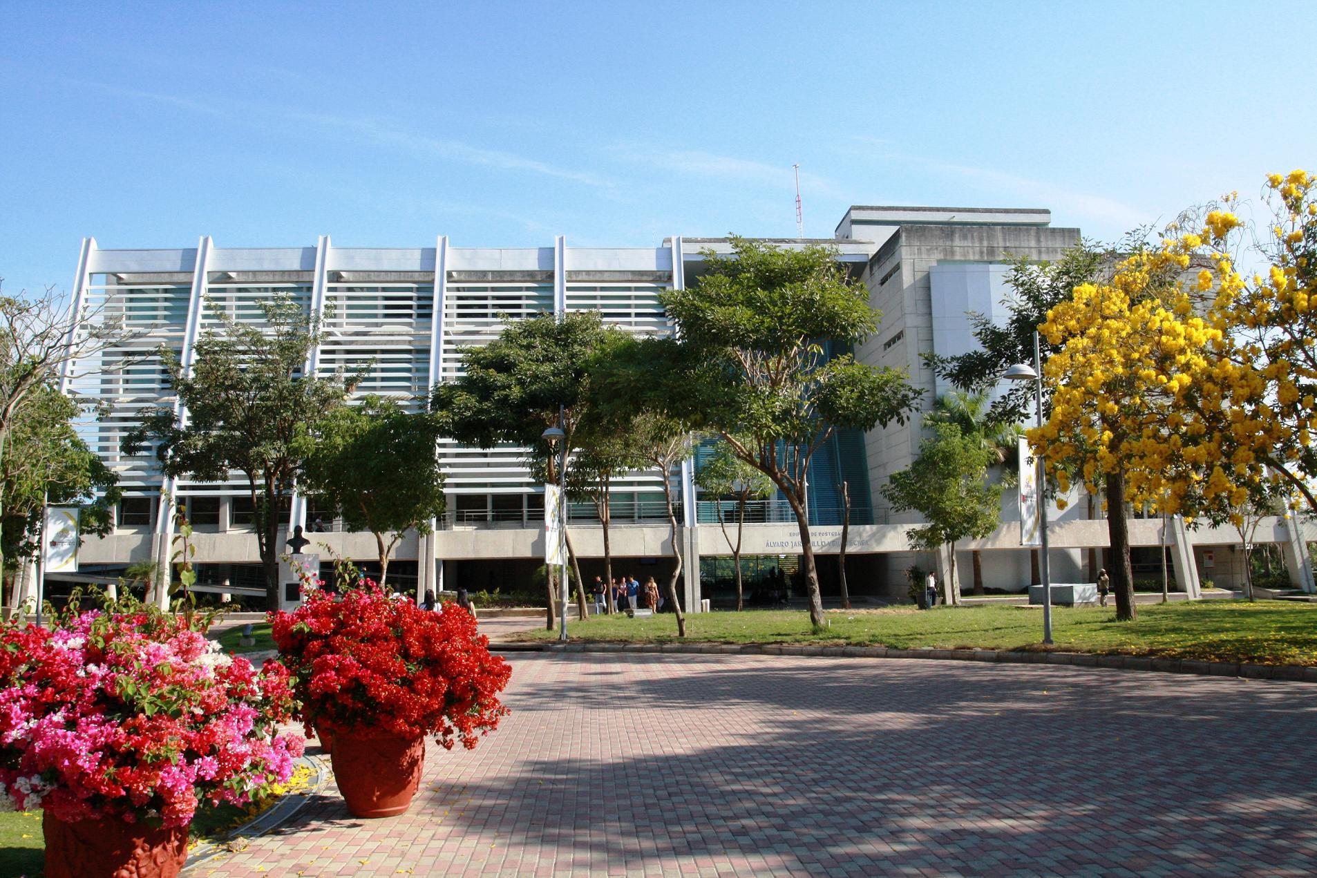 Estudiantes recorriendo los pasillos de una universidad.