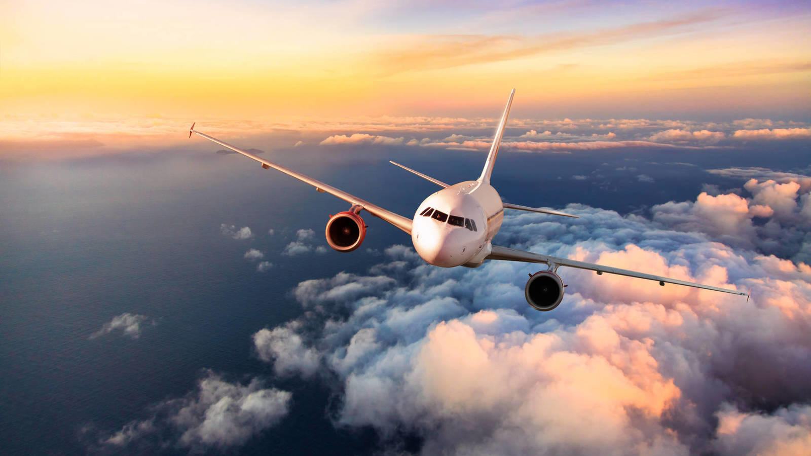 Avión atravesando el cielo por encima de las nubes.