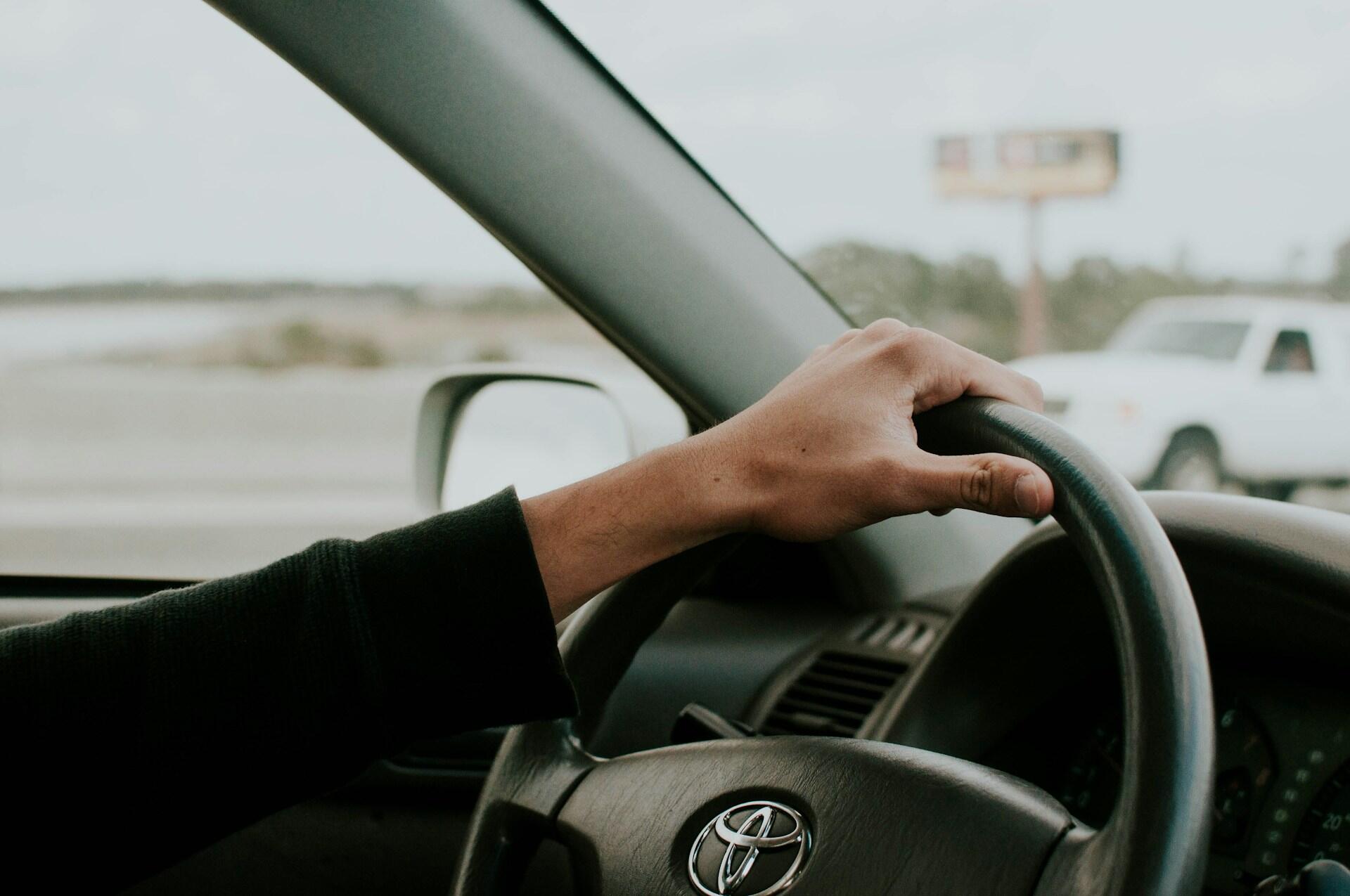 Las manos siempre deben ir al volante del auto