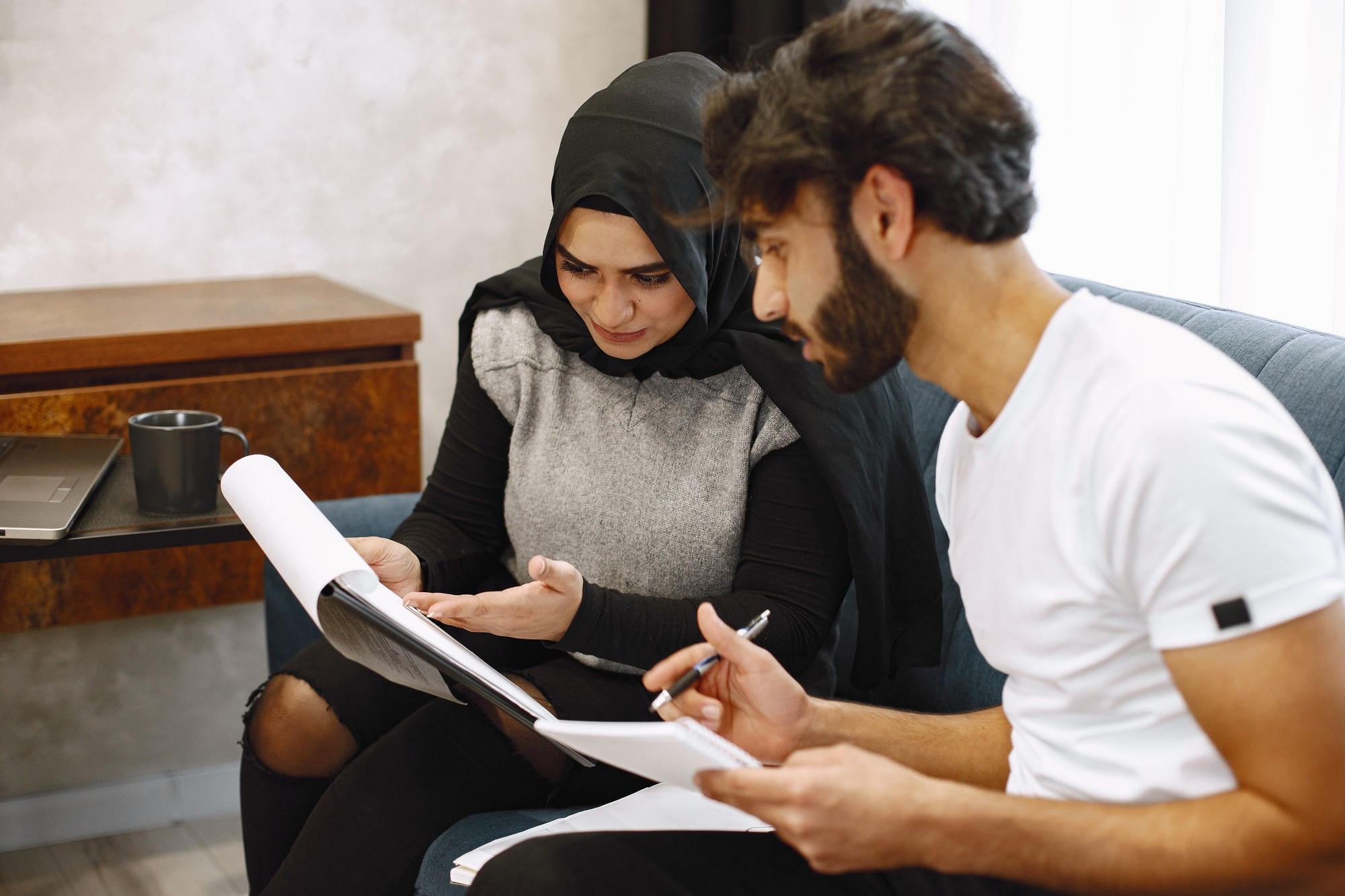 Mujer con Hijab, estudiando con un chico occidental