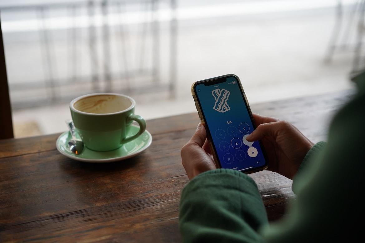 Mujer con el celular usando una App de idiomas