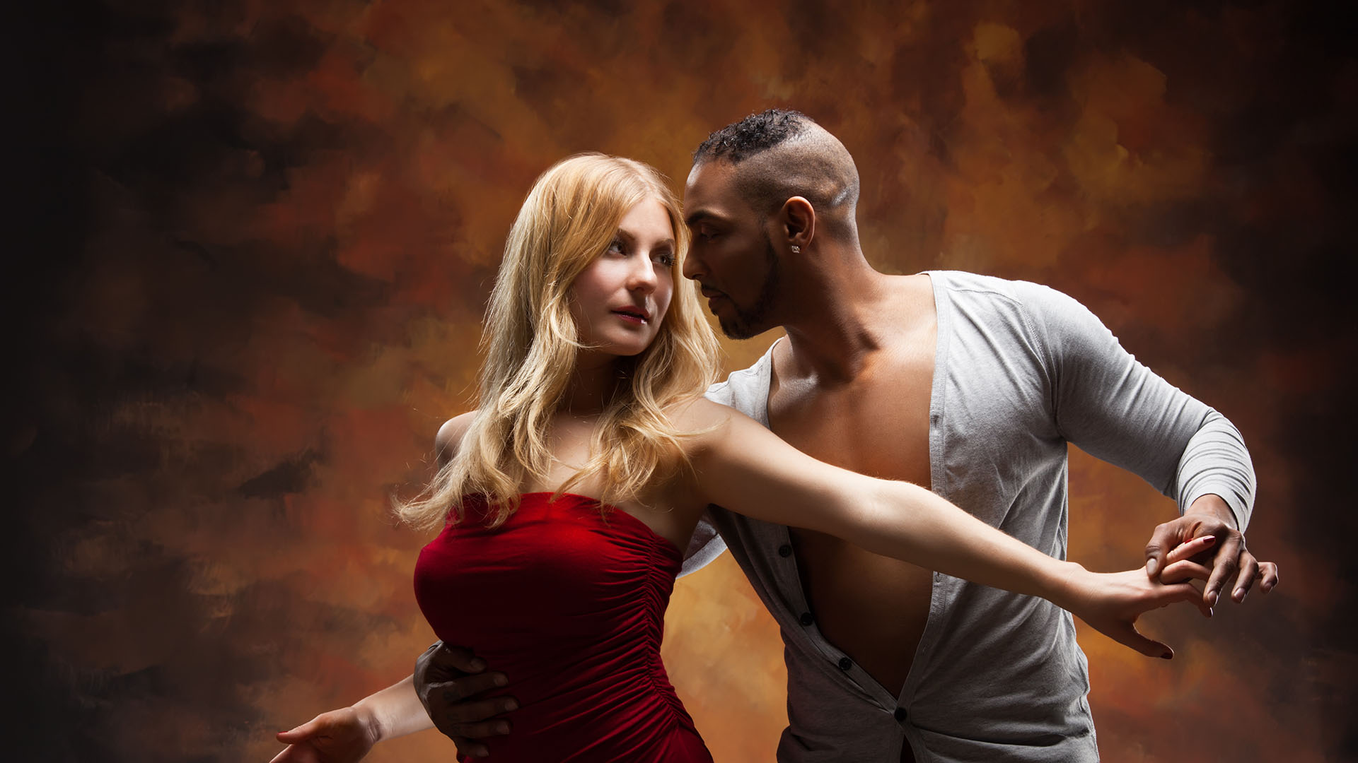 Pareja de baile posando para una foto de portada