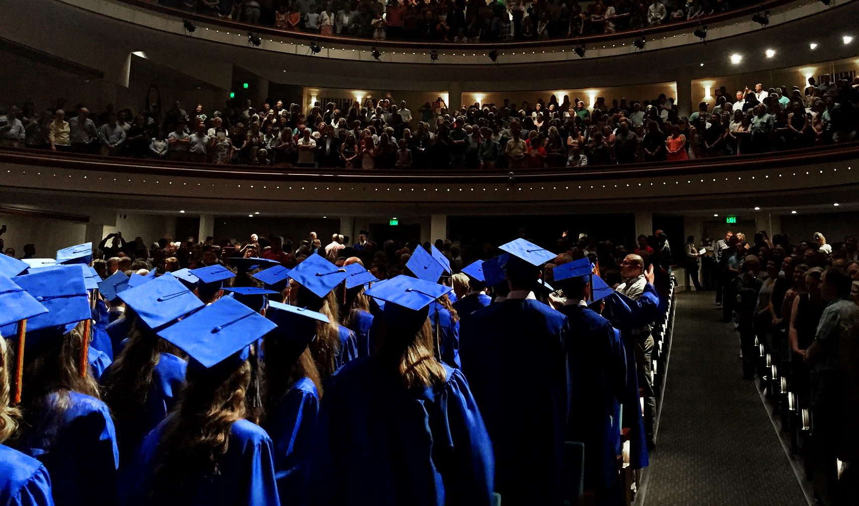 Estudiantes en una ceremonia de graduación.
