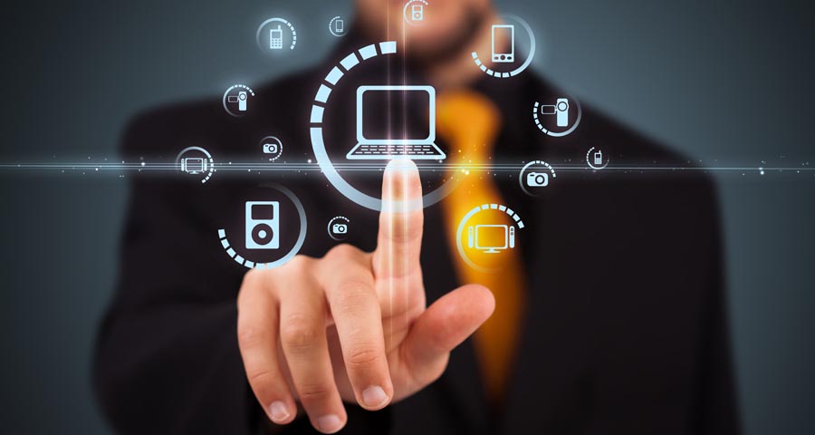 Mano detrás de una pantalla que muestra sistemas de informacion.talla