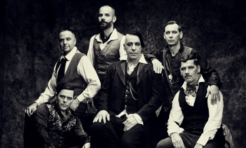 Foto en blanco y negro de la banda alemana Rammstein