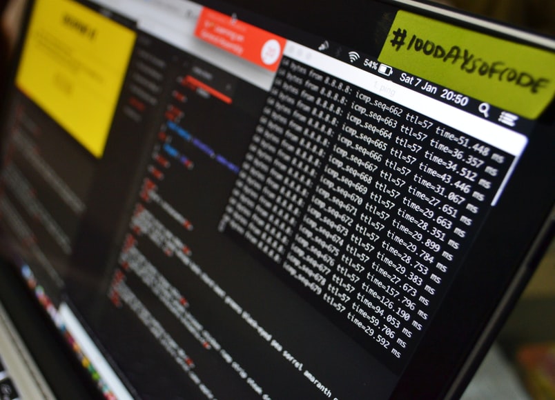 Pantalla de PC con varios códigos de programación escritos