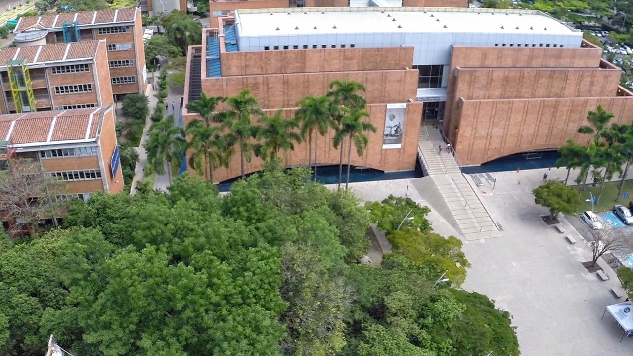 Imagen aérea de la entrada y campus de la universidad EAFIT: