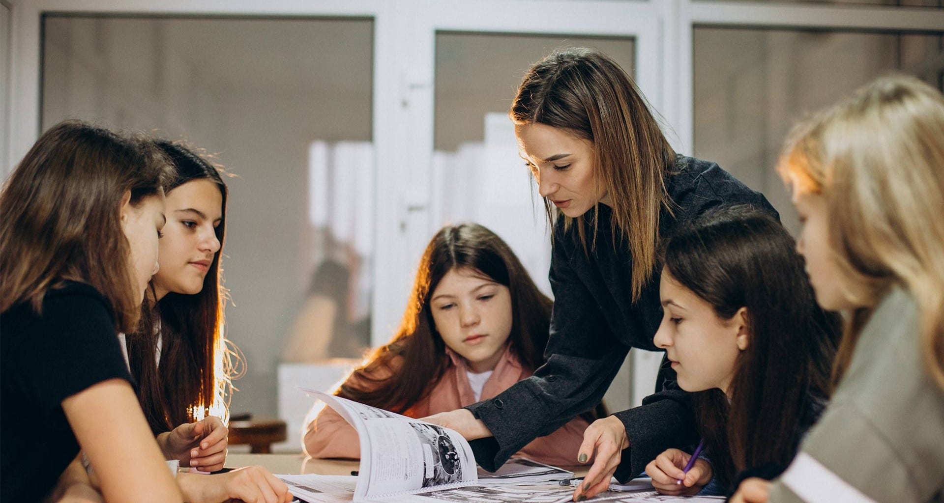 Profesora explicando temas a sus alumnas.