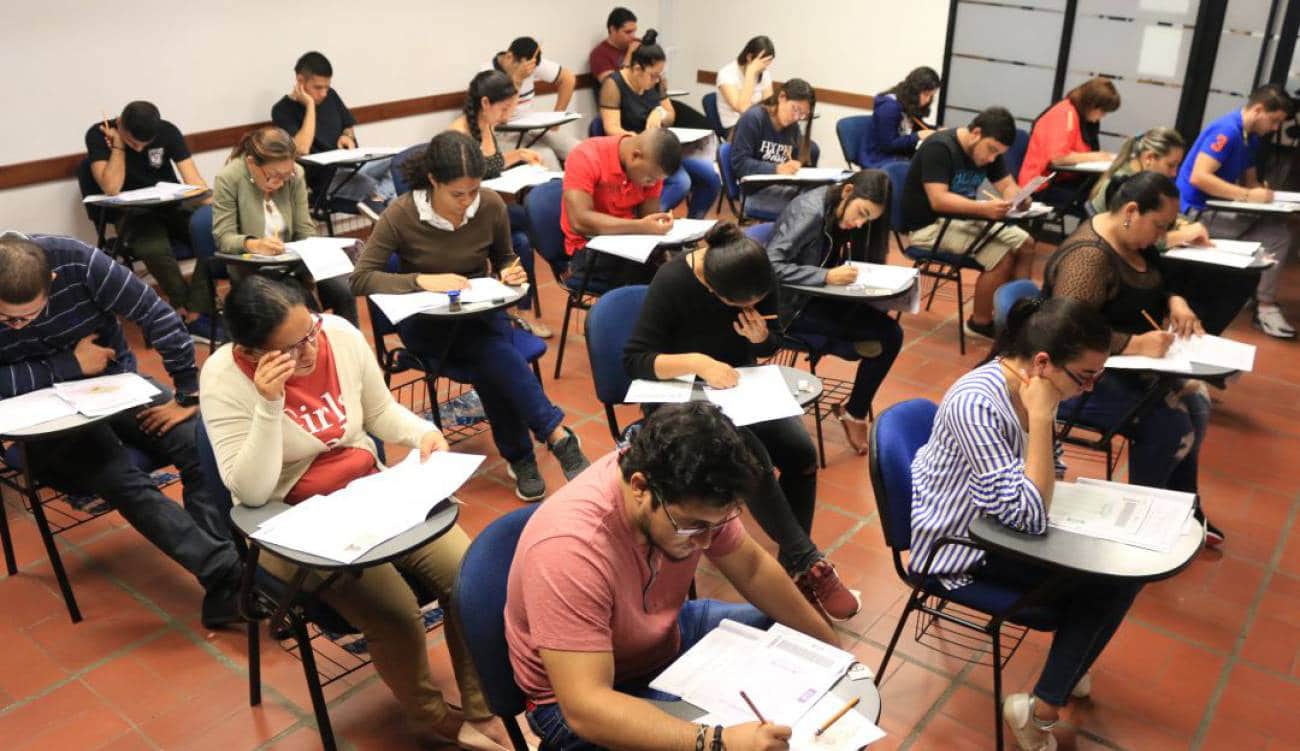 Grupo de estudiantes presentando un examen