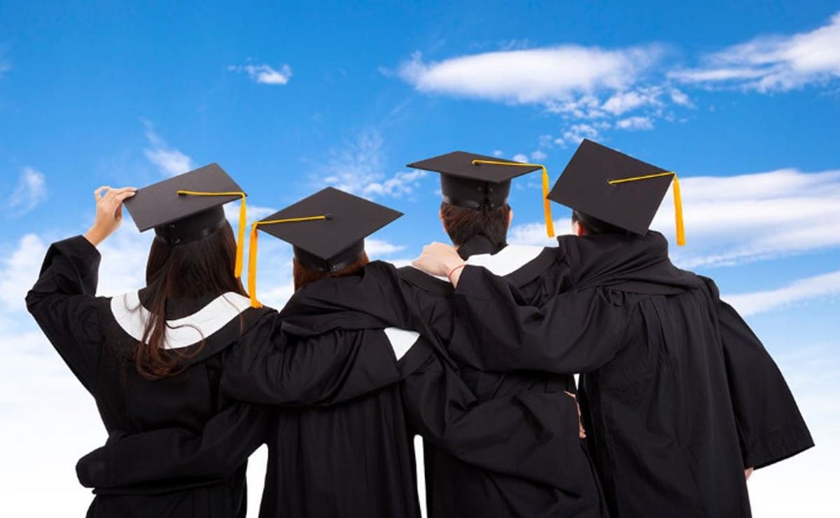 Estudiantes abrazados por la espalda , mirando hacia el horizonte