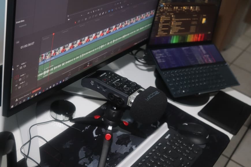 PC con micrófono y trabajando en sonidos